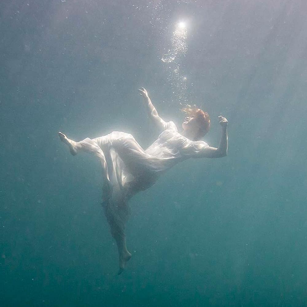 在水下和生命中的女人
